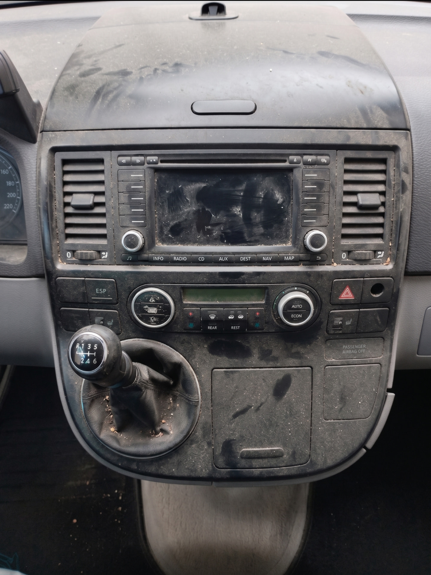 Poros, foltos VW műszerfal és konzol a tisztítás előtt